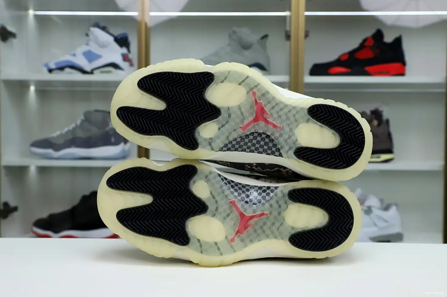 LOW Kimikick JORDAN AIR 11 SNAKESKIN LIGHT BONE 0610